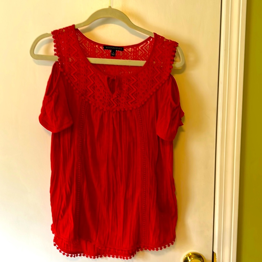 Signature Studio red cold shoulder, short sleeved top, in red, size small.